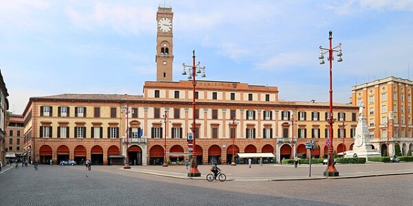 640px-forli_piazza_aurelio_saffi_palazzo_municipale_01