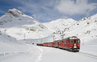 1169px-berninabahn_zwischen_lagalb_und_ospizio_bernina_im_winter