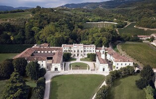 1280px-villa_mosconi_bertani_and_amarone_della_valpolicella_classico_vineyards