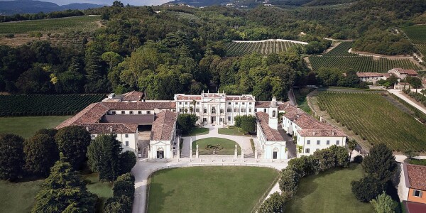 1280px-villa_mosconi_bertani_and_amarone_della_valpolicella_classico_vineyards